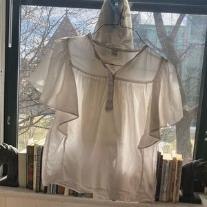 Springy white blouse with ruffled neckline and three front buttons